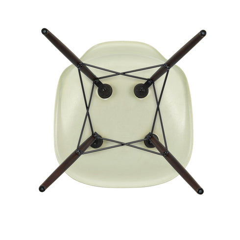 Cadeira Eames em Fibra de Vidro DSW / Ácer Escuro
